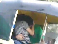 Masajeador afortunado está siendo chupado la polla por un cliente caliente
