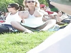 Chica no puede estar satisfecha con una polla y necesita dos a la vez