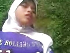 Dos chicas adolescentes folladas por un extraño colgado en la cama