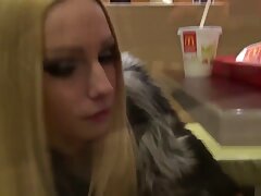 Pequeña rubia cabalgando la gran polla de su hombre