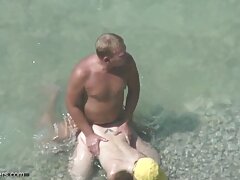 Rocco Siffredi tiene su enorme polla chupada por hermosa asiática descarada