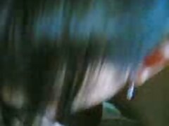 Chica rusa de pelo largo con tetas pequeñas disfruta chupando pollas