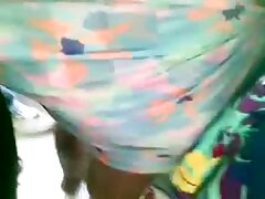 Chico sostiene la luz y mira al actor porno follándose a dos perras calientes