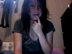 Nena adolescente de cabello oscuro llamada Yhivi complaciendo a su encantador novio