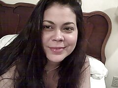 Morena prepara a su mejor amiga para la universidad metiéndose los dedos en el coño