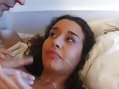 Japonesa tetona bimbo en lencería negra sopla dos pollas