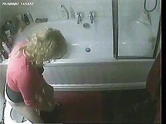 Erik Everhard está siendo puesto a prueba por dos chicas de piel pálida