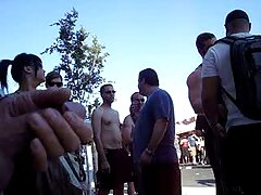 Chicas excitadas se desnudan mientras se besan sensualmente