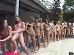 Nena rubia recibe el culo boquiabierto por amigas lesbianas cachondas
