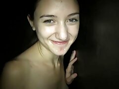 Adorable morena necesita un masaje sexy ahora mismo