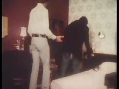 MILF guapa tiene sexo estilo perrito después de que una polla dura visite su boca