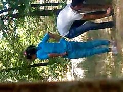 Un maduro se relaja en casa con una jovencita natural