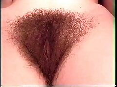 Mujer caliente de grandes pechos tiene sexo con el novio de su hija