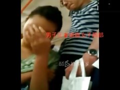 A la adolescente le encanta hacerlo erecto y sentirlo en el fondo de su trasero