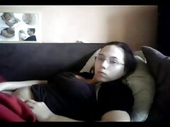 Morena de grandes tetas disfruta teniendo una gran polla dentro de ella