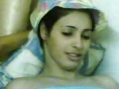 Amigas apretadas son lascivas en la cama teniendo sexo oral lésbico