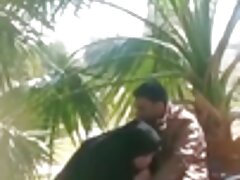 Asiática y su amiga blanca participan en un trío con anal
