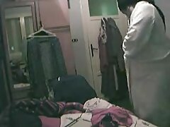 Chica con el pelo peinado hacia atrás es follada por un hombre con guantes de látex