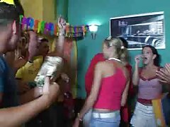 Chico tortuoso convence a la dulce hermanastra para que salte sobre su palo de mierda