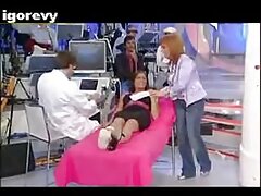 Lujurioso actor negro se folla a este cariño blanco en el sofá