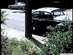 Lleva unos leggings negros la destrozan en un sofá