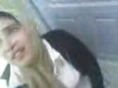 Tío cachondo se folla a su pequeña hijastra rubia