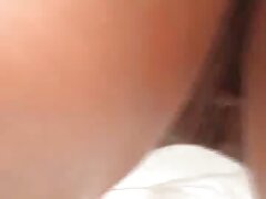 Deliciosa adolescente bronceada chupa una dura herramienta mientras se baña