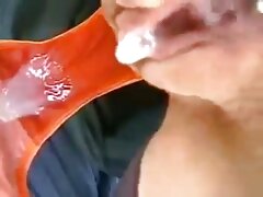 Linda morena chupa la erección de BF y está lista para taladrar