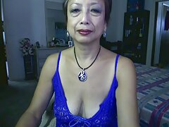 Las chicas están excitadas con el cuerpo desnudo de la otra y follan