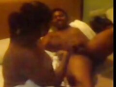 Gente cachonda se divierte sexualmente en la parte trasera de una limusina