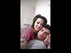 La pequeña americana necesita una gran polla ahora mismo
