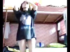 Ama rubia vistiendo un arnés y follando a un tipo sumiso
