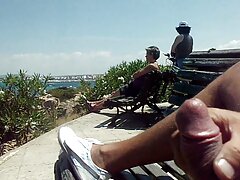 Chica latina con clase analizada por dos matones experimentados