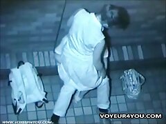Hermosa chica le da placer a la polla del amigo de su marido por dinero