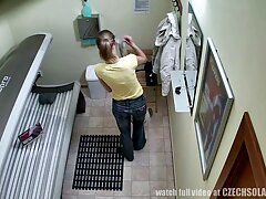 Agente filma en cámara un asunto en el sofá con una rubia esbelta