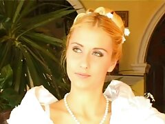 Rubia con piercing en el ombligo le gustan los cabrones que la hacen chorrear