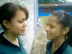 Dos hermosas chicas porno son folladas por un campista feliz