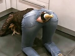 Se trata de empezar y luego la chica es doblemente penetrada
