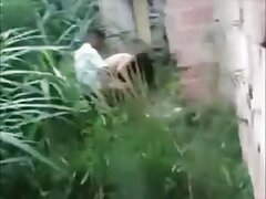 Miel morena cabalgando una polla negra gruesa en el sofá