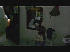 Las chicas sensuales comienzan con besos y continúan con lamiendo el coño