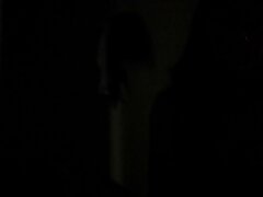 Chica fascinante con cabello oscuro y sin piqueros se masturba