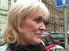 La milf lujuriosa está en celo y con mucho gusto se follará a un repartidor