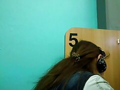Niñera rubia con pezones perforados deja que su jefe taladre un chocho apretado