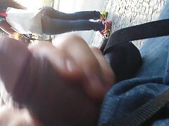 Doctor con guantes negros masturba el culo de su linda hijastra