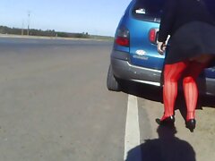 Dos prostitutas lujuriosas tienen su juguete y les gustaría jugar con sus culos