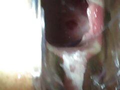 Nena morena con un culo grueso jugando con su glorioso agujero de coño