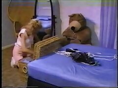 Morena seductora es lamida y follada en la cama