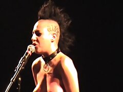 Nena deslumbrante es perforada por su cirujano plástico