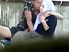 Después de lamer su melocotón sin pelo, el caballero se hizo mamar la polla