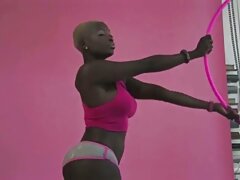 El calvo tendrá dos hermosas chicas a su entera disposición